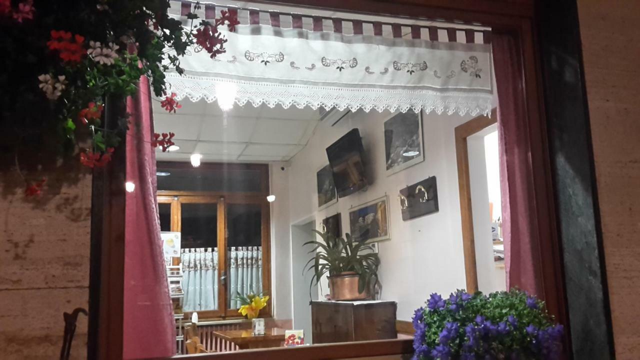 Albergo Ristorante Centro Vico Canavese Екстер'єр фото