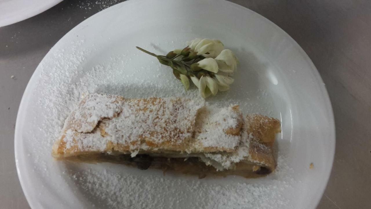 Albergo Ristorante Centro Vico Canavese Екстер'єр фото